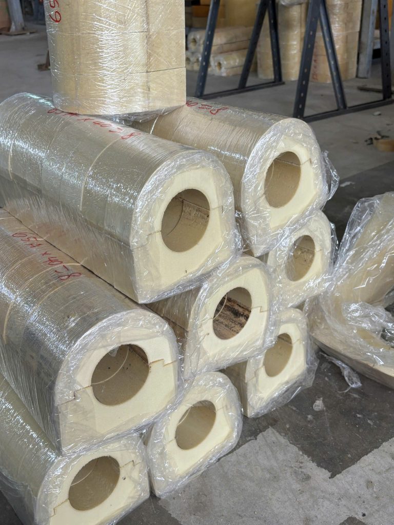 Gối đỡ PU Foam lắp tại điểm treo ống nước lạnh, giúp ngăn cầu nhiệt và bảo vệ lớp bảo ôn khỏi biến dạng.