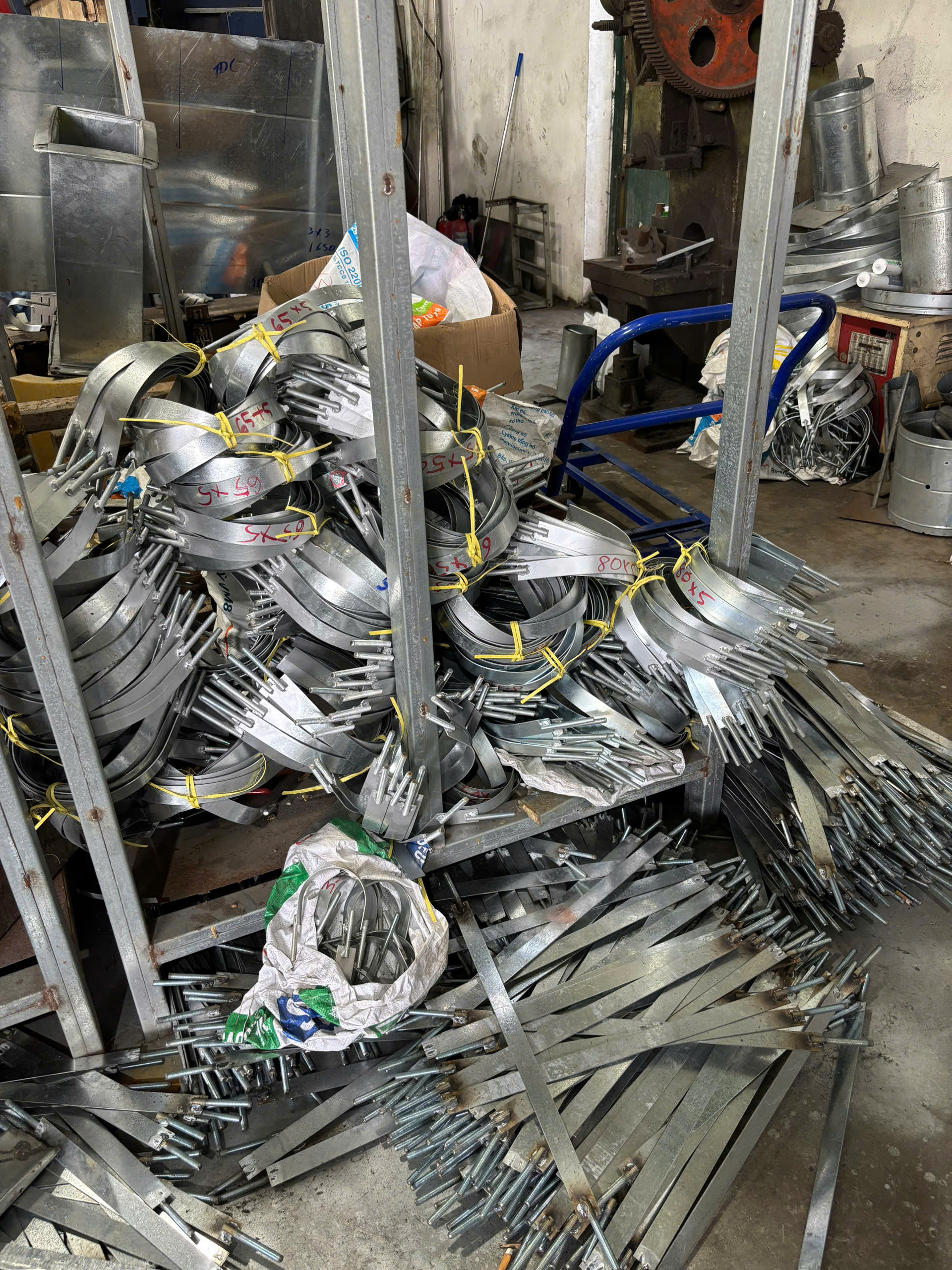 Cùm ula lắp đặt ống dẫn công nghiệp tại các công trình