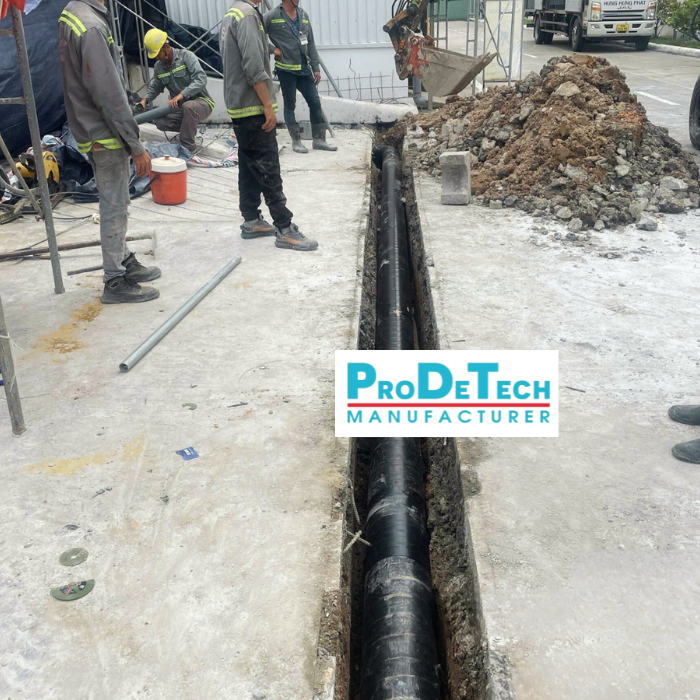 Ống kim loại chôn âm được phủ bởi lớp sơn lót và băng quấn bitum chống ăn mòn
