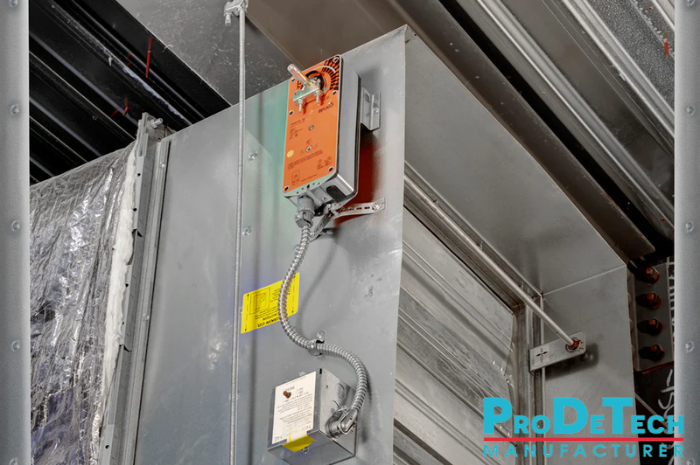 Belimo LMQ24A lắp trực tiếp lên trục damper, giới hạn góc quay tối đa 95° bằng chặn cơ khí.