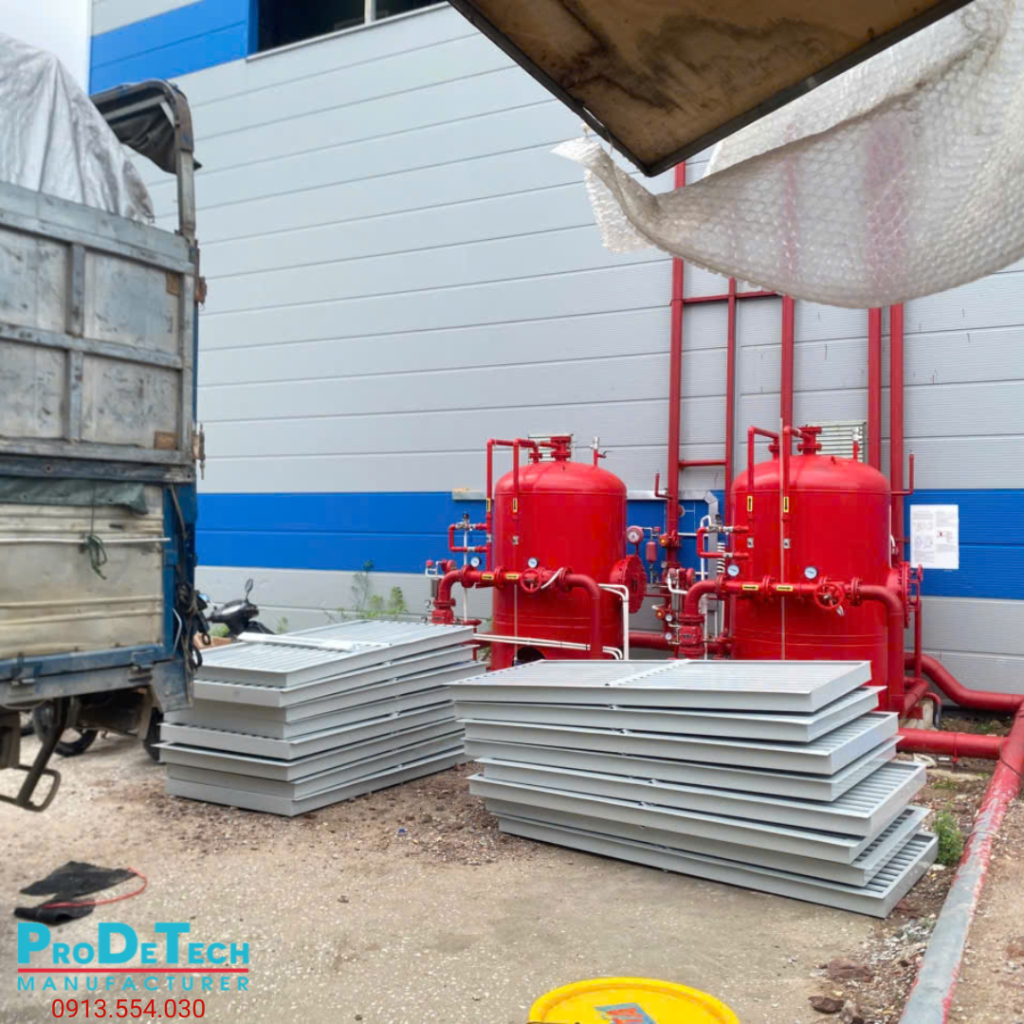 Cửa gió louver sơn tĩnh điện bền đẹp, phù hợp nhà xưởng, phòng kỹ thuật và hệ thống thông gió công nghiệp.