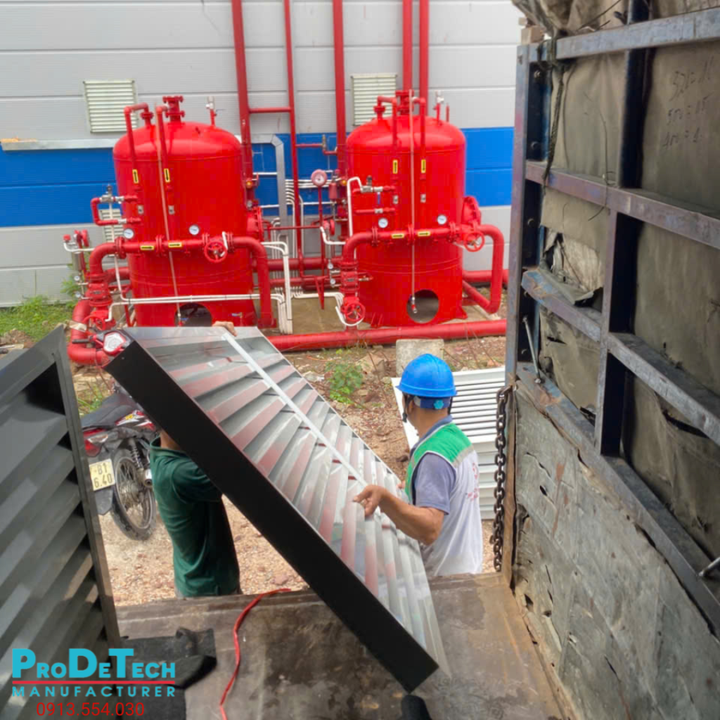 Cửa gió louver tích hợp lưới chắn côn trùng, chống mưa tạt hiệu quả cho khu vực cấp và thoát khí.
